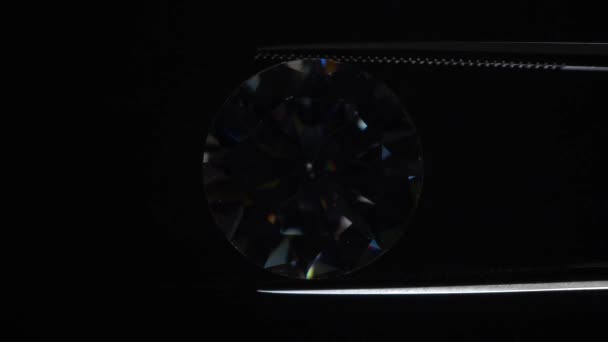 钻石选择焦点保持在金属珠宝商的镊子 灿烂的石头切割与星形光芒爆裂 星暴或太阳光 检查抛光质量和污染情况 碳材料 — 图库视频影像