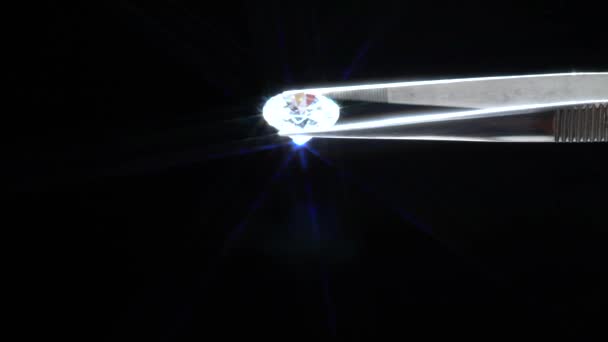 Алмазный Селективный Фокус Удерживаемый Металлических Пинцетах Ювелирных Изделий Блестящий Камень — стоковое видео