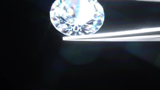 Diamant Selektive Fokussierung Metall Juwelier Pinzette Gehalten Brillanter Stein Geschnitten — Stockvideo