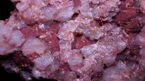 Mineralstein Quarz Cluster Isoliert Selektiver Fokus Auf Schwarzen Tisch Natürliches — Stockvideo