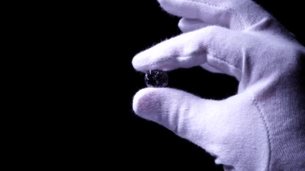 장갑을 금세공인 이손으로 다이아몬드 의질을 검사한다 선택적 매크로 광선으로 비추고 — 비디오