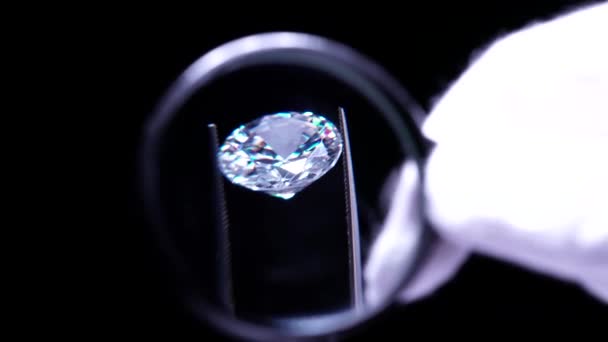 金匠手戴白色手套 用放大镜检查豪华晶莹钻石的质量 选择重点 质量检查 用于订婚或结婚戒指的圆形钻石 — 图库视频影像