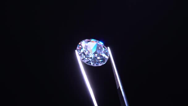 钻石石夹在镊子里 金属珠宝钳子中的华丽切割或水晶岩石 工艺珠宝制作或工作室中的业余爱好 豪华珠宝的宏观检验及制造镜头 — 图库视频影像