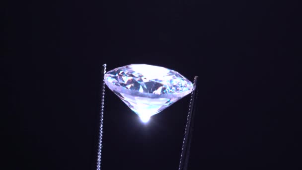 Mano Sostenida Pinzas Calidad Diamante Inspección Enfoque Selectivo Chips Daños — Vídeo de stock