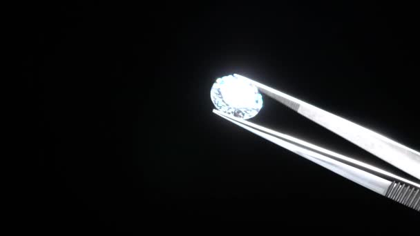 把钻石放在镊子里 有选择性地集中注意 在放大镜下观看 圆切割豪华华丽的宝石珠宝 结婚或结婚购买 质量检查 — 图库视频影像