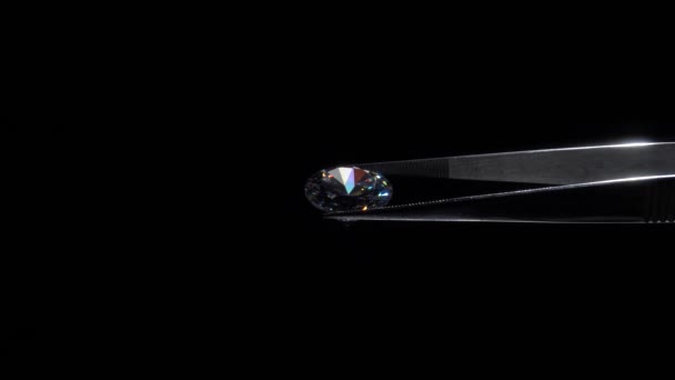 Närbild Diamant Hålls Pincett Selektivt Fokus Visa Förstoringsglas Runt Klippt — Stockvideo