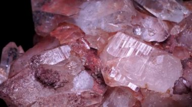 Siyah arka planda Doğal Kuvars kristal kümesi, seçici odaklanma. Saf kristal mineral. Nehirde son derece sert ve keskin kayalar bulundu. Makro, cam dumanlı kahverengi turuncu kuvars kristalini kapat..