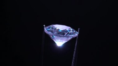 Cımbızdaki elmas seçici odaklanma, inceleme ve parlak kesim kristal cilası kalitesini analiz etme. Stüdyoda profesyonel kuyumcu el yapımı. Makro çekim, yüzeysel derinlik.