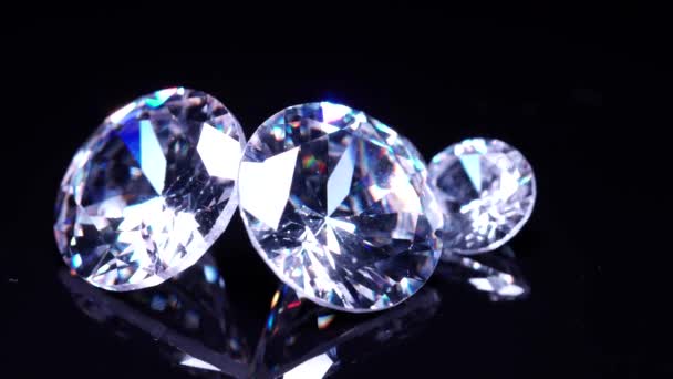 Diamantes Tallados Pulidos Enfoque Selectivo Mesa Brillante Negro Colección Piedras — Vídeo de stock