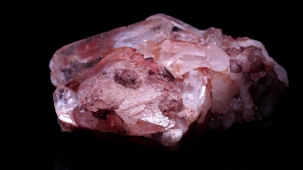 Μεγάλοι Κρύσταλλοι Χαλαζία Ροκ Φυσική Εμφάνιση Επιλεκτική Εστίαση Που Βρέθηκαν — Αρχείο Βίντεο