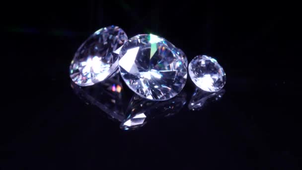 반짝이는 다이아몬드는 위에서 회전하고 선택적 초점으로 매크로 매크로 반짝이는 보석들 — 비디오