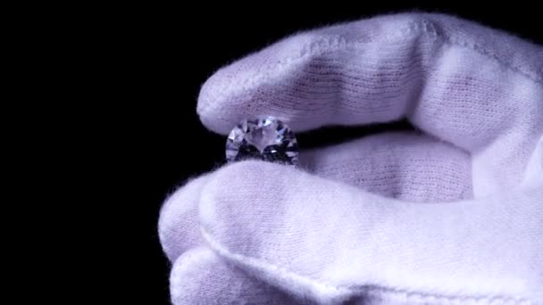 Las Manos Orfebre Con Guantes Blancos Inspeccionan Calidad Del Diamante — Vídeos de Stock