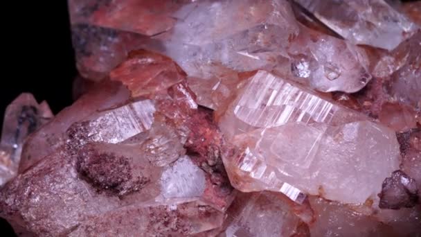 Naturalna Gromada Kwarcowa Czarnym Tle Selektywna Ostrość Czysty Krystaliczny Minerał — Wideo stockowe