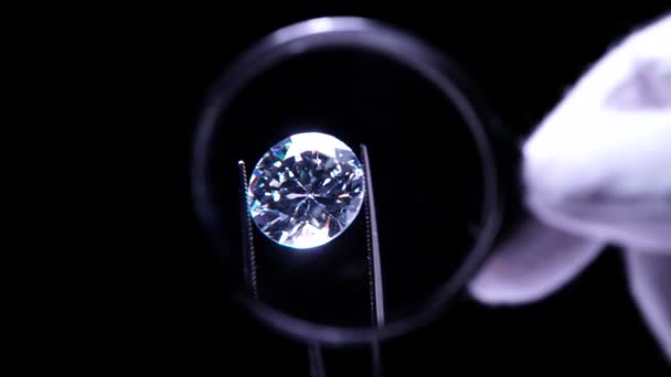 Руки Голдсміта Білих Рукавицях Перевіряють Якість Розкішного Блискучого Діаманту Збільшувальним — стокове відео