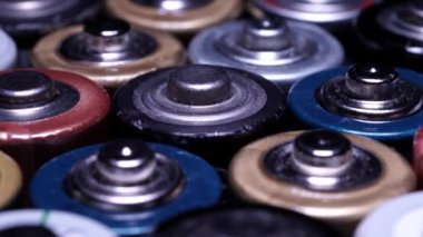Lityum iyon bataryası yakın çekim, seçici odaklanma. Elektrikli araç EV için elektrik kaynağı. Ulaşım endüstrisinin bataryası ve teknolojisi için aşırı makro. Yeniden şarj edilebilir malzeme üretimi.