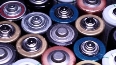 Lityum iyon bataryası yakın çekim, seçici odaklanma. Elektrikli araç EV için elektrik kaynağı. Ulaşım endüstrisinin bataryası ve teknolojisi için aşırı makro. Yeniden şarj edilebilir malzeme üretimi.