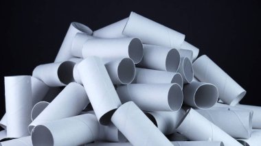 Boş tuvalet kağıdı ruloları, ishal konsepti, kabızlık, asabi bağırsak, mide ağrısı. Mide iltihabı, karın ağrısı, periyot ağrısı, karın ağrısı, adet öncesi sendromu..