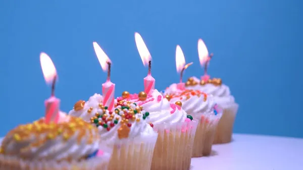 Cupcakes Aniversário Com Velas Chamas Fundo Azul Muffins Coco Baunilha — Fotografia de Stock