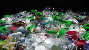 Bir kez kullanılmış plastik şişeleri ve çöpleri geri dönüştür. Geri dönüşüm tesisinin ifadesi. Plastik çöpler çevreye ve vahşi yaşama aşırı zarar verir. İnsan sağlığı etkileri.