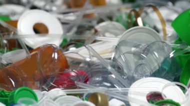 Bir kez kullanılmış plastik şişeleri ve çöpleri geri dönüştür. Geri dönüşüm tesisinin ifadesi. Plastik çöpler çevreye ve vahşi yaşama aşırı zarar verir. İnsan sağlığı etkileri.