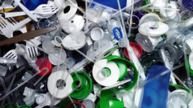 Bir evin plastik çöpü. Çöpe atılmış ya da denizciden toplanmış. Plastikten yapılmış şehir çöplüğü. Boş şişe ve bardaklar çevresel kirlilik ve ekolojik sorun yaratıyor.