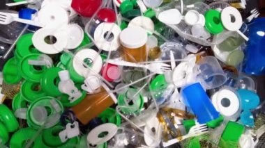 Bir evin plastik çöpü. Çöpe atılmış ya da denizciden toplanmış. Plastikten yapılmış şehir çöplüğü. Boş şişe ve bardaklar çevresel kirlilik ve ekolojik sorun yaratıyor.
