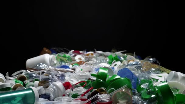 単一の家庭からプラスチックごみを使用しています 再生不可能なプラスチック廃棄物による埋め立て地の汚染に対する意識を高める テーブルの上の有毒非生分解性ゴミ 環境問題 — ストック動画