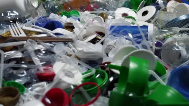単一の家庭からプラスチックごみを使用しています 再生不可能なプラスチック廃棄物による埋め立て地の汚染に対する意識を高める テーブルの上の有毒非生分解性ゴミ 環境問題 — ストック動画