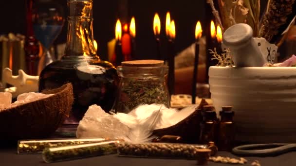 モルタルとペストルウィッチクラフト錬金術はまだ選択的な焦点 魔女クラフト薬局や薬の生活 霊圧化学 魔法の錬金術と儀式の配置 — ストック動画