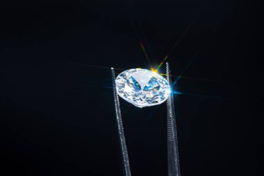 Elmas seçici odak noktası metal kuyumcu cımbızı, parlak taş kesimi yıldız ışını patlaması, yıldız patlaması ya da güneş ışığı. Polonyalı kalite ve kirlilik teftişi. Karbon malzeme.