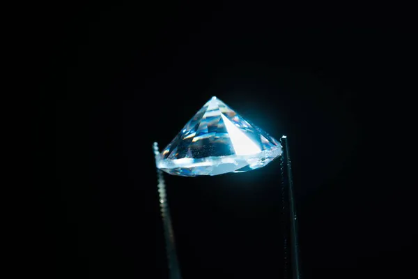 Diamant Pincet Selectieve Focus Inspectie Analyse Van Briljante Geslepen Kristalpolijste — Stockfoto