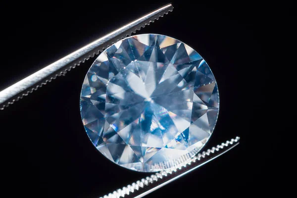 金属ジュエラーピンセット ポリッシュ品質と汚染の鮮やかな石カット検査で開催されたダイヤモンド選択的フォーカス 産業およびファッション用途のための天然炭素材料 — ストック写真