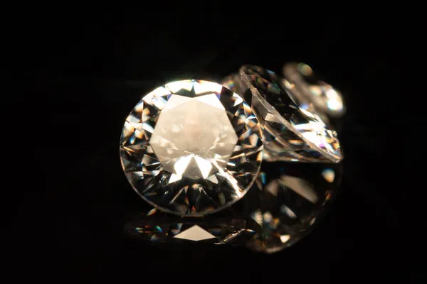 光沢のあるダイヤモンドの石は 黒に隔離された選択的な焦点を収集します 豪華な宝石の輝き 研磨品質と汚染の表示と検査 炭素材料 — ストック写真