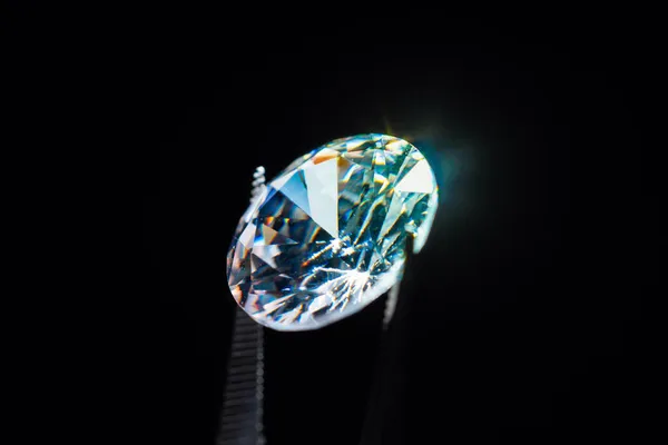 Diamond Επιλεκτική Εστίαση Που Πραγματοποιήθηκε Μεταλλικά Τσιμπιδάκια Κοσμηματοπωλείο Λαμπρή Πέτρα — Φωτογραφία Αρχείου