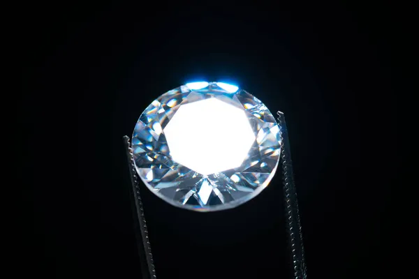 Enfoque Selectivo Diamante Pinzas Joyería Metal Inspección Talla Piedra Brillante —  Fotos de Stock