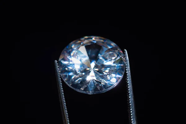 在镊子中松动的钻石选择焦点 宏观投篮检查宝石是否有瑕疵 辉煌切割钻石的认证 宝石在夹子制造豪华珠宝 天然材料 — 图库照片