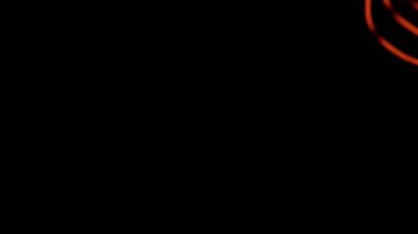 Edison ampulü yavaşça odak noktasını ve titreşirken detayları gösteriyor. Vintage filament ampulün altında kayarak parlıyor ve makro görüntüyü bokeh etkisi ile kapatıyor. 4K.