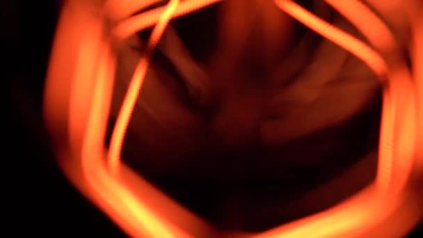 Размытые лампы лампы накаливания вольфрама медленно раскрывают детали во время мерцания. Камера скользит под лампочкой Эдисона. Уютный темнеющий на черном фоне, макро крупным планом старый ретро-винтажный свет. 4k. — стоковое видео