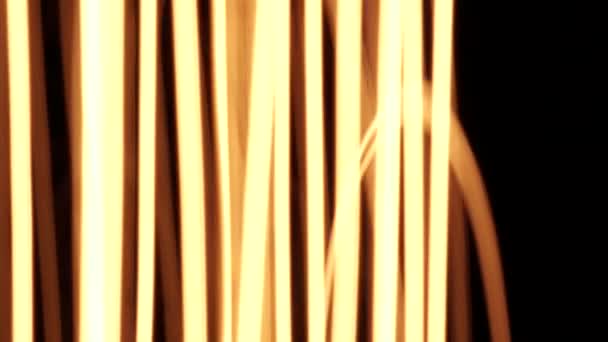 La lampe à ampoule incandescente Edison avec un filament de tungstène éclaire et se déplaçant oscillant tout en spinnig. Feu jaune sur fond noir rotation, vue rapprochée. Détails révélateurs de bokeh, 4k. — Video