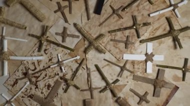 Tahta haçlar antik parşömen kağıdında haç çiziyor. İsa 'nın el yapımı dinleri orman dalları ve sopalardan yapılma eşyalar ile kesişir. Tanrı 'nın oğlu İsa eski yanmış kağıt parçalarında dua ediyor..