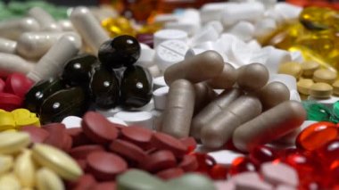 Muhtelif hapların aşırı yakın çekimi. Makro renkli ev ilaçları iğnesi. Tıbbi geçmiş, uyuşturucu ve ilaç endüstrisi.