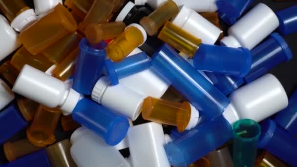 多くの処方薬や薬ボトル 医薬品ジェネリック医薬品空のプラスチックボトル 治療後の空の薬物バイアルの山 — ストック動画