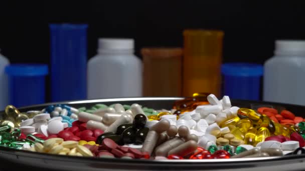 Extreme Nahaufnahme Verschiedener Pillen Makroaufnahme Von Bunten Haushaltsmedikamenten Medizinischer Hintergrund — Stockvideo