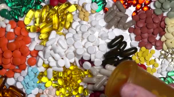 Man Laat Pillen Vallen Uit Een Fles Met Drugs Pijnstillers — Stockvideo