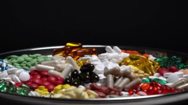 Tabakta ilaç ve ilaç kapsülleri var. Çeşitli reçeteli ilaçlar, sıvı vitaminler, ağrı kesiciler, antidepresanlar ve uyku ilaçları, vitaminler ve antienflamatuar, tansiyon hapları.