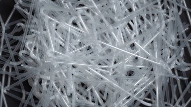 Plastik saman atığı koleksiyonu. Meyve suyu kokteyli plastik pipet yavaşça siyah arka planda dönüyor. Plastik çöp çevresel kirlilik sorunu. Tek kullanımlık plastik ve ekoloji kavramı yok. 