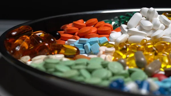 Tabletter Och Medicinkapslar Tallriken Olika Receptbelagda Läkemedel Flytande Vitaminer Smärtstillande — Stockfoto