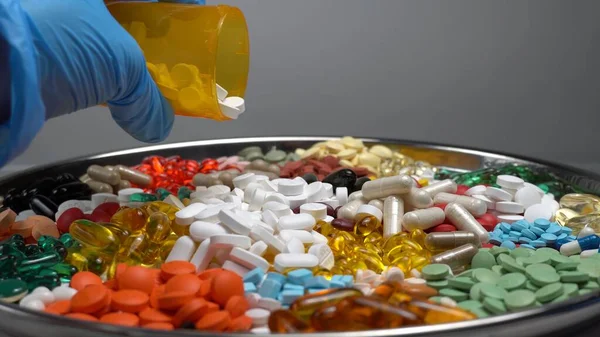 Apotekaren Släpper Piller Från Plastflaskan Receptbelagd Medicinering Sjukvård Apotek Och — Stockfoto