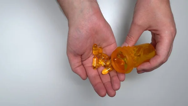 Homem Adulto Toma Comprimidos Nas Mãos Garrafa Plástico Administração Medicamentos — Fotografia de Stock