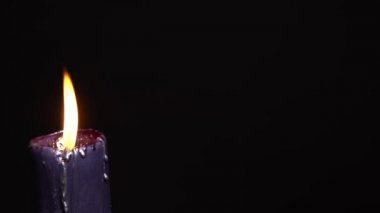 Siyah mum seçici odaklanma. Şeytani ayinler için cadılık sunağı. Esrarengiz ritüeller için karanlık bir arka plan. Macabre ve cadı Cadılar Bayramı konsepti için karanlığı heceliyor..
